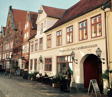 Haupteingang und Museumscafé des Ostpreußischen Landesmuseums in Lüneburg