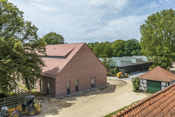 Blick auf den Neubau im alten Gutshof auf dem Gelände des Friedrich-Loeffler-Instituts