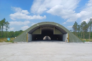 Außenansicht eines Flugzeugschutzbaus (Shelterschleife Ost) auf dem Flugplatz Wittmundhafen