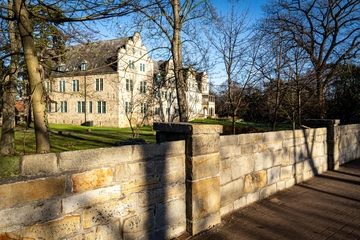 Blick auf das Schloss Stadthagen; im Vordergrund ist die sanierte Mauer zu sehen.