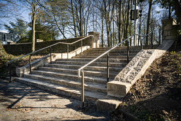 Blick auf die neu aufgebaute Treppe aus Obernkirchener Sandstein mit neuem Handlauf am Stadthäger Schloss
