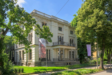 Außenansicht der denkmalgeschützten Villa mit einer Fassade aus Sandsteinelementen