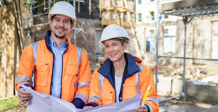Zwei Beschäftigte des SBN auf einer Baustelle