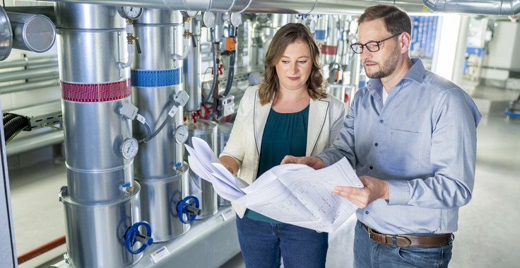 Zwei Ingenieure des SBN in einem Technikraum
