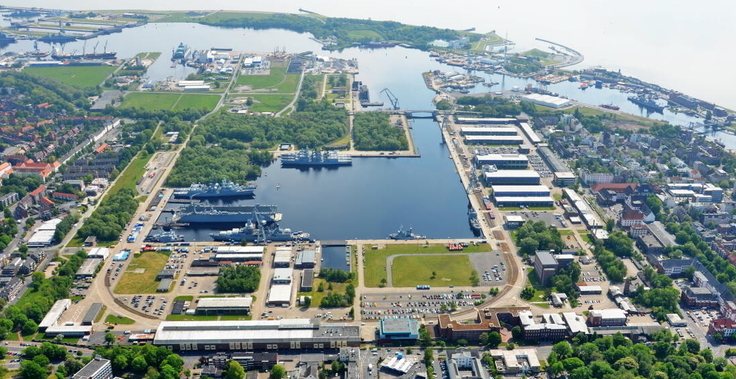 Blick auf das Marinearsenal in Wilhelmshaven von oben