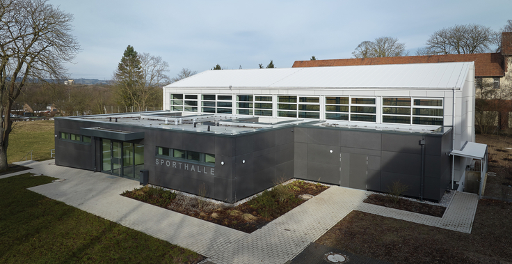 Außenaufnahme der sanierten Sporthalle der Jugendanstalt Hameln am Standort Göttingen