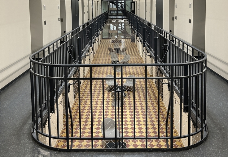 Blick in einen Zellenflur der Justizvollzugsanstalt Wolfenbüttel