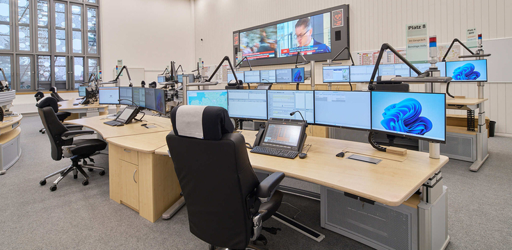 Blick in die neue Lehrleitstelle mit Schreibtischarbeitsplätzen einschließlich Kommunikationsanlage und je fünf Monitore