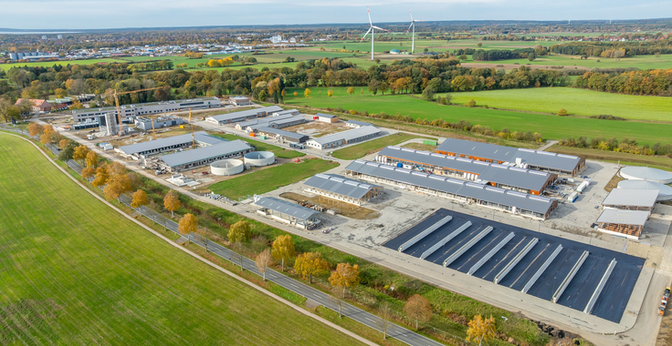 Blick auf die gesamte Baufläche des neuen FLI-Forschungskomplexes mit teils fertigen, teils im Entstehe befindlichen Gebäuden