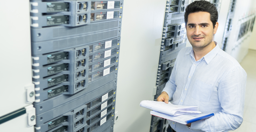 Ingenieur des SBN in einem Technikraum