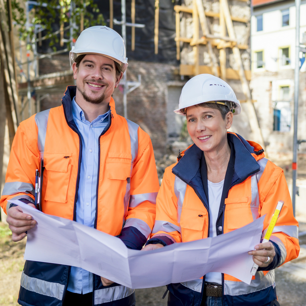 Zwei Beschäftigte des SBN auf einer Baustelle