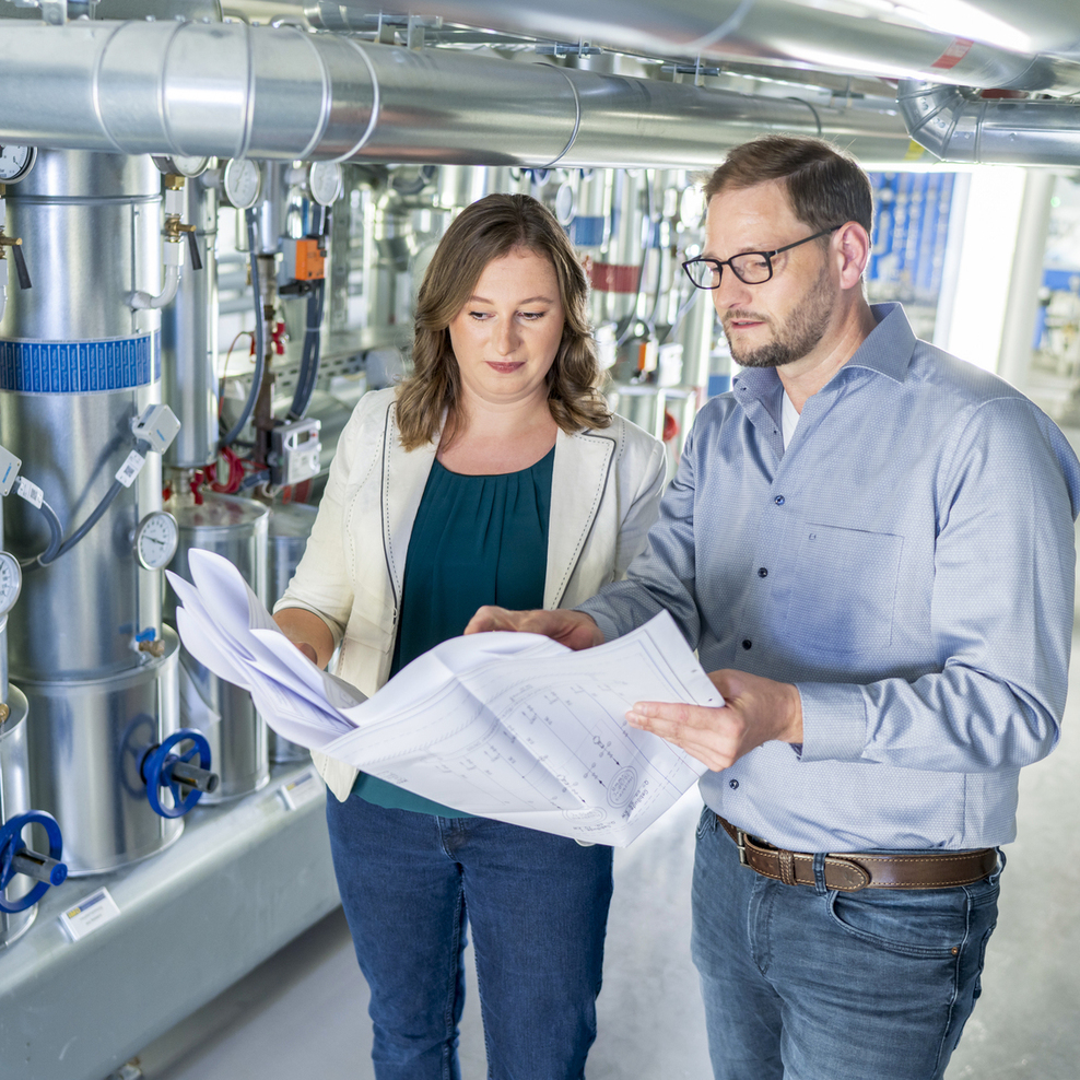 Zwei Ingenieure des SBN in einem Technikraum