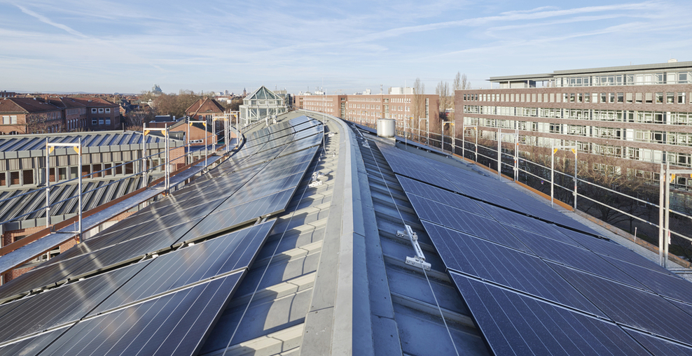 Photovoltaikanlage auf dem Dach eines Verwaltungsgebäudes