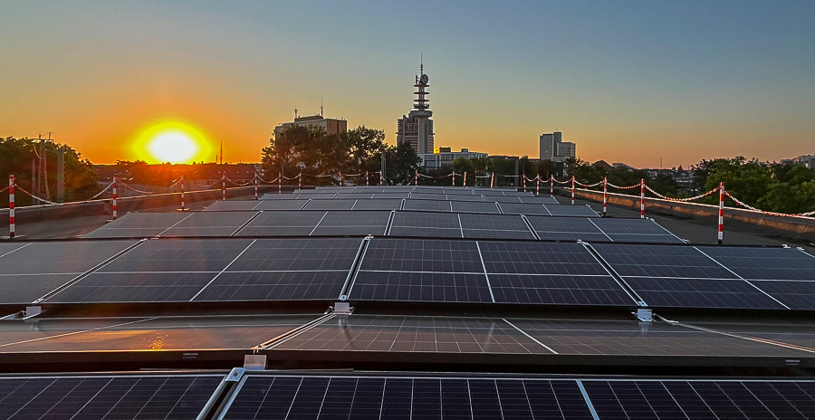Photovoltaik-Anlage auf dem Dach des Staatlichen Baumanagements Hannover