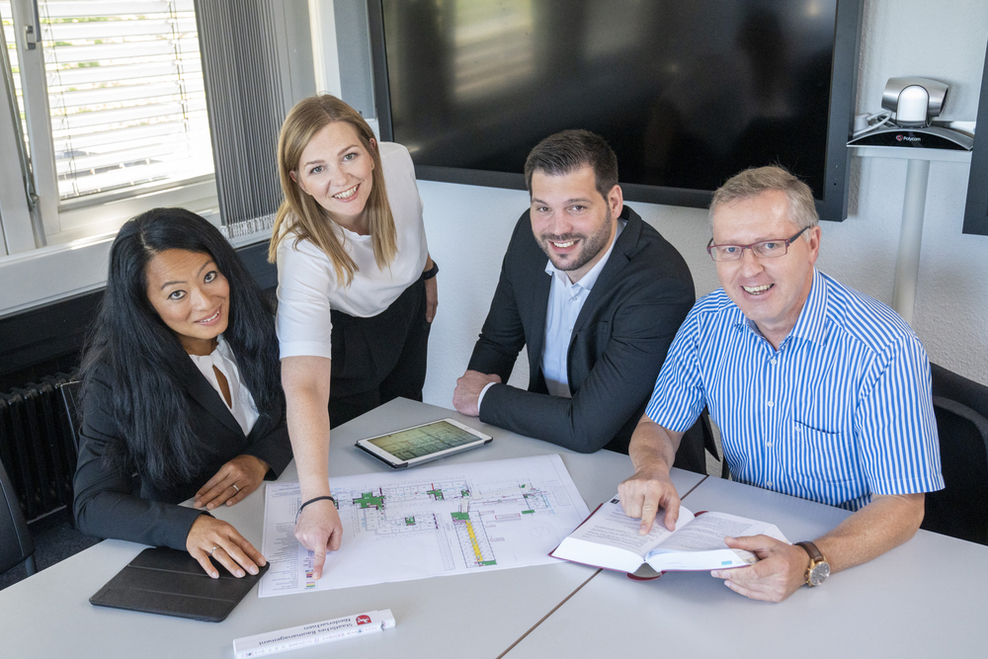 Vier Personen bei Besprechung