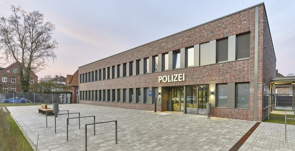 Blick auf die Vorderseite des Neubaus für die Polizeiinspektion Stade