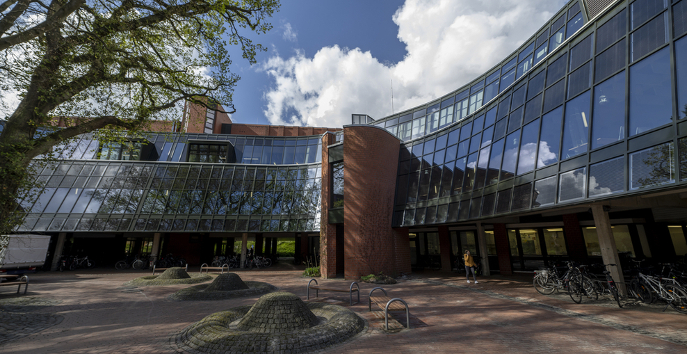 Blick auf die sanierte Glasfassade der Universität Oldenburg